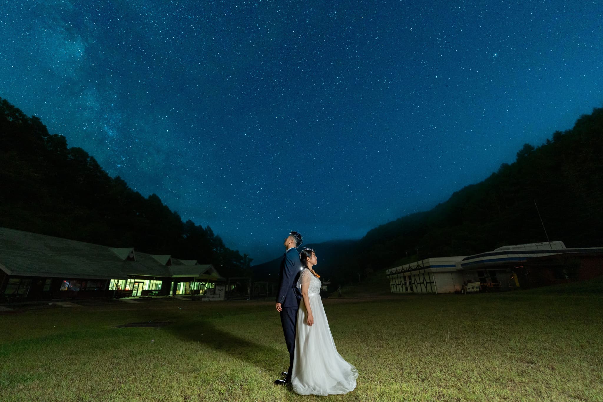 星空と新郎新婦